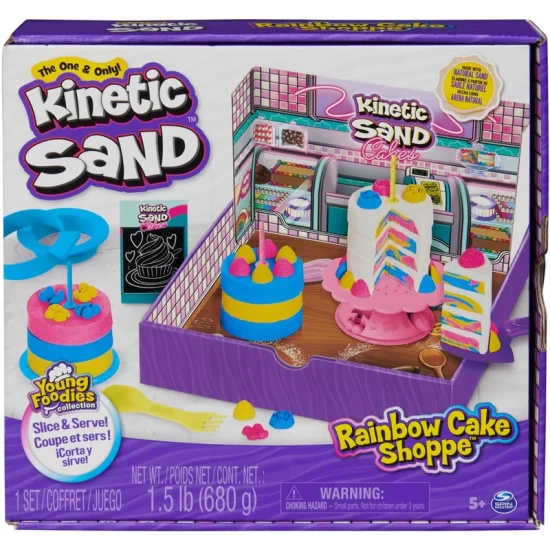 Kinetic  Sand - Regenboogram Taartenwinkel - Met 680 Gram Geel Roze Blauw En Naar Vanille Geurend Wit Speelzand - Met 10 Stuks Keukengerei En Accessoires