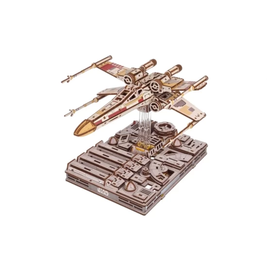 Luke Skywalker`s X-Wing Starfighter Star Wars
